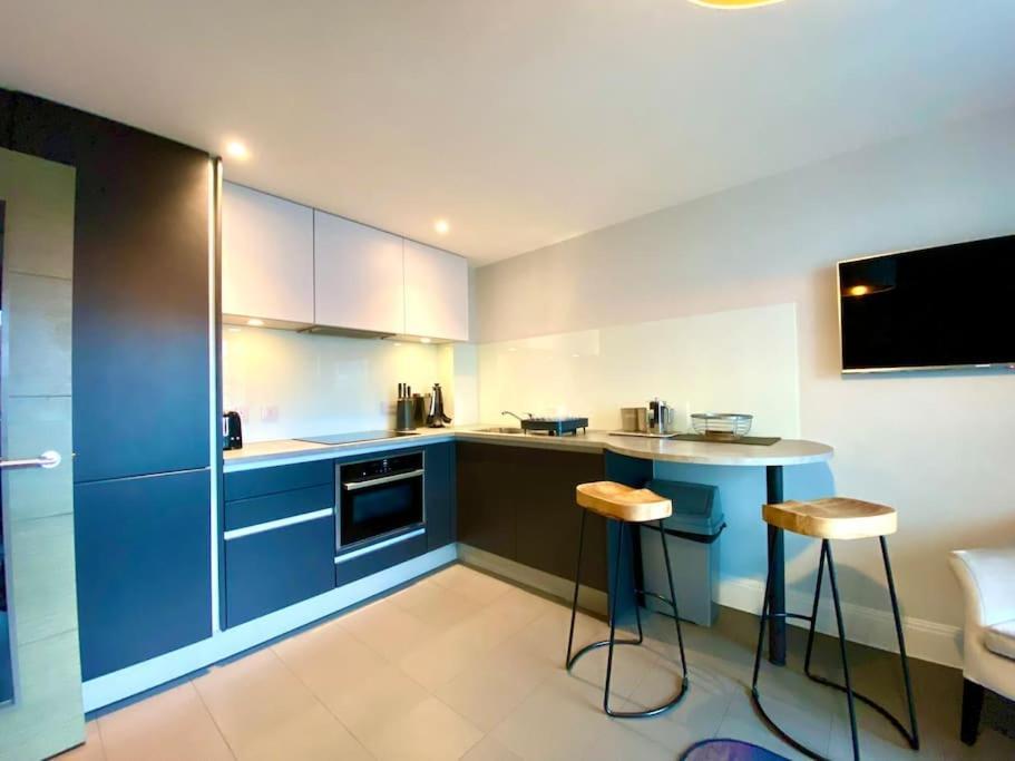 Quay Retreat: Stylish With Free Parking & Wi-fi Apartment