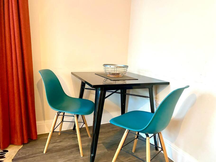Quayside Studio: Luxe Near Quay Apartment Poole