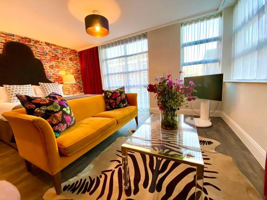 Quayside Studio: Luxe Near Quay Apartment Poole