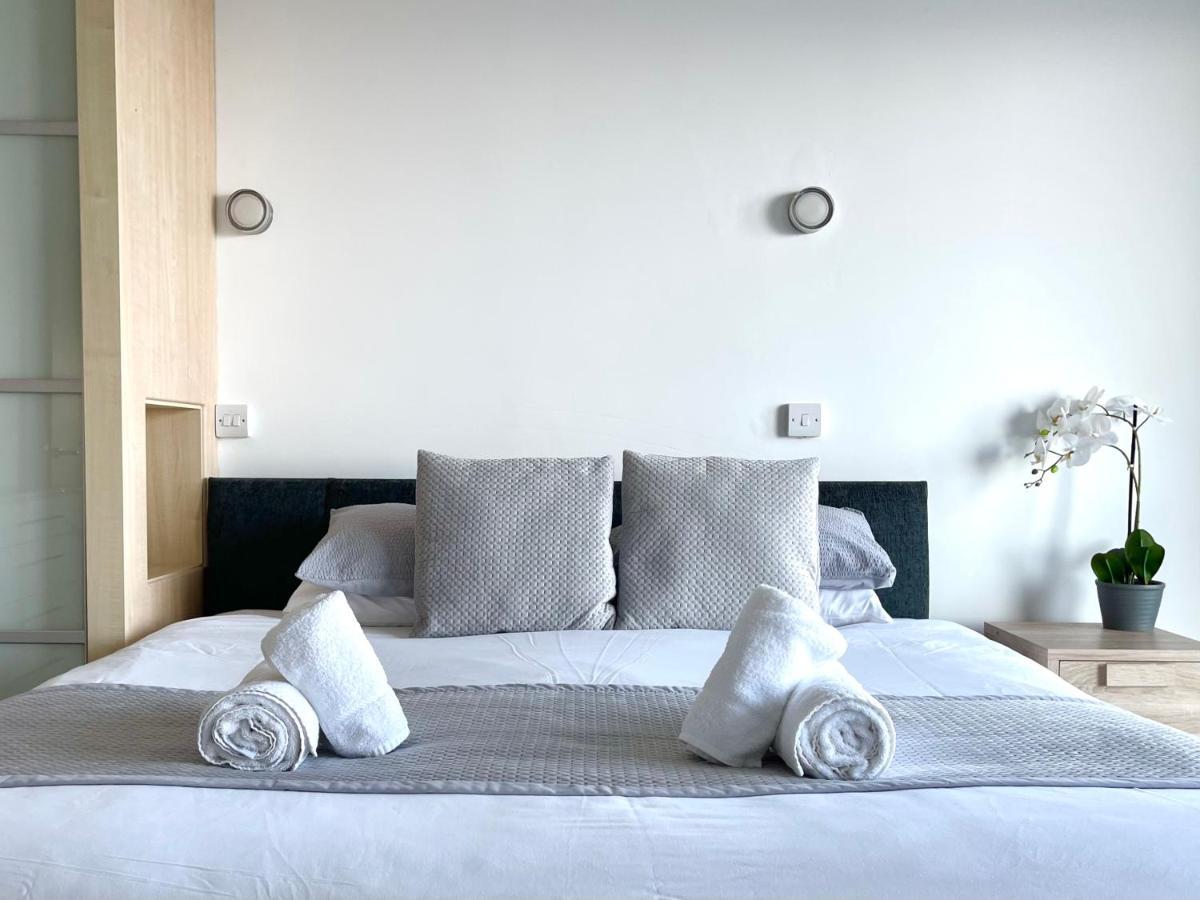 Quay & Sea View Spacious Modern Secure Parking Apartment Poole