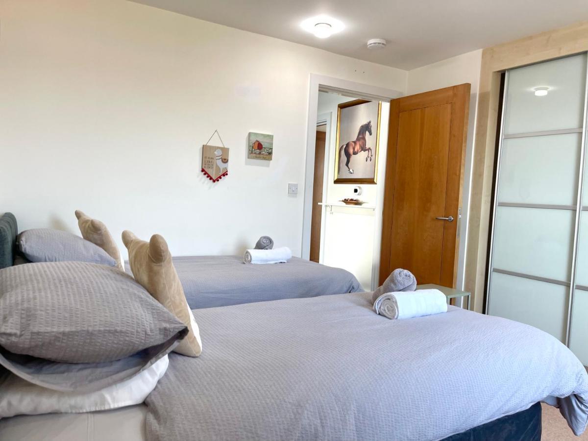 Quay & Sea View Spacious Modern Secure Parking Apartment *