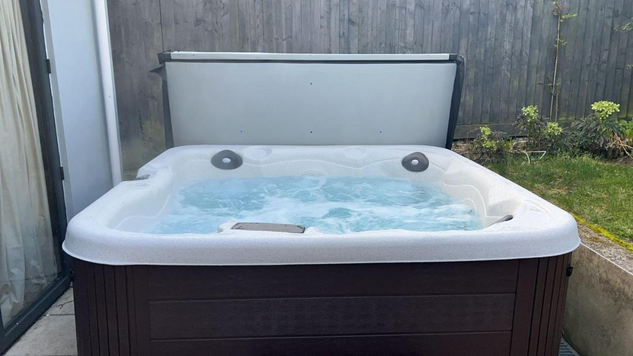 Beautiful 4 Double Bedroom House In With Hot Tub, Near Sandbanks Holiday home