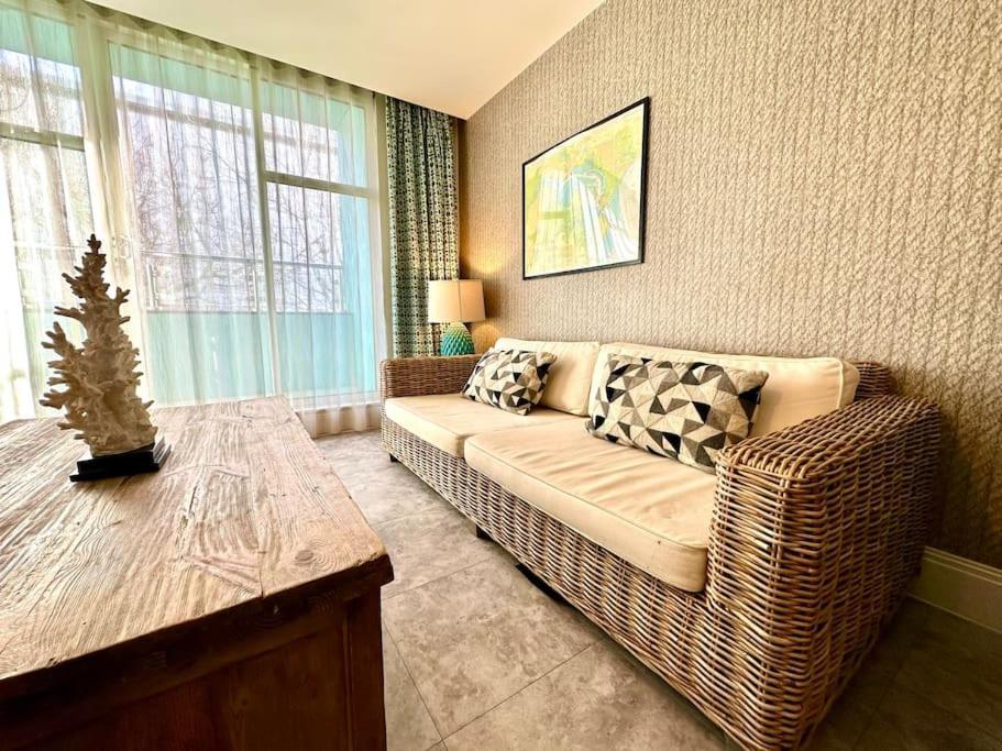 Quayside Haven: Stylish 2-bedroom Near Quay *