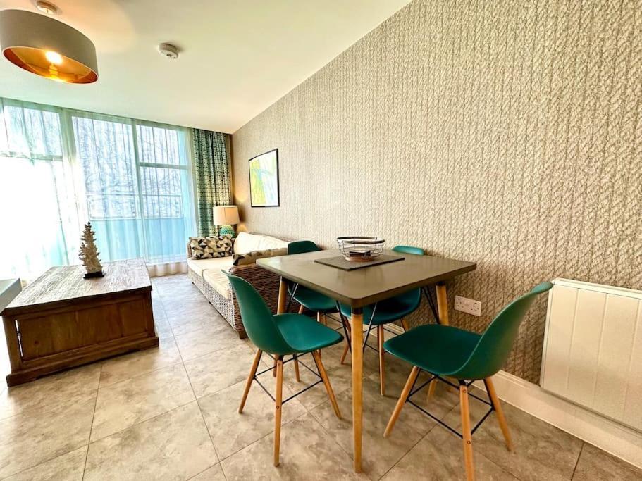 Quayside Haven: Stylish 2-bedroom Near Quay * Poole
