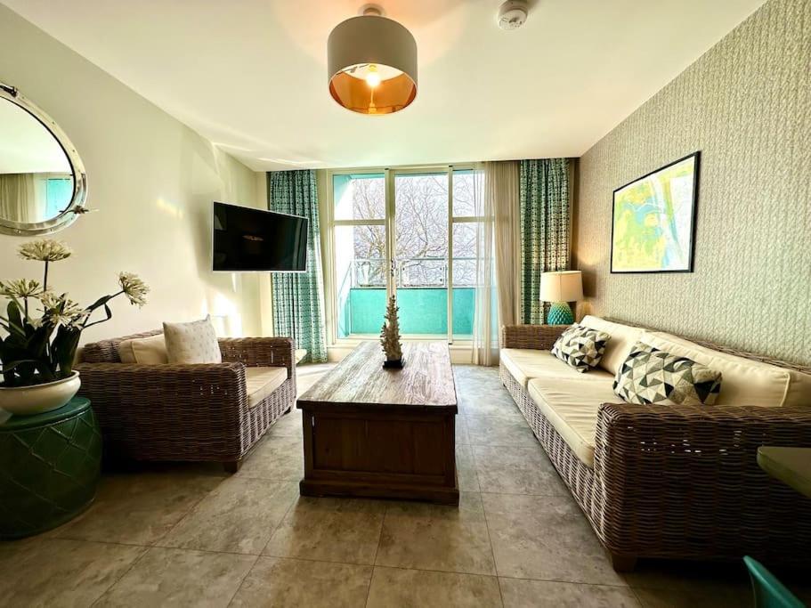 Quayside Haven: Stylish 2-bedroom Near Quay Apartamento