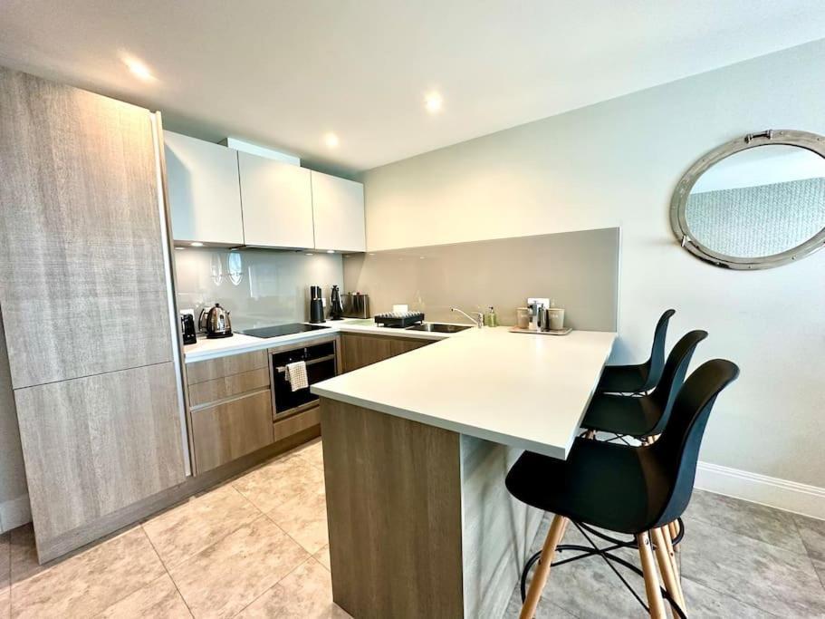 Apartamento Quayside Haven: Stylish 2-bedroom Near Quay *