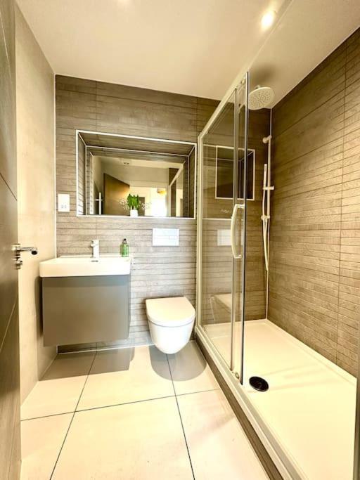Designer Apartment: Quayside Comfort With Parking & Wi-fi Apartment