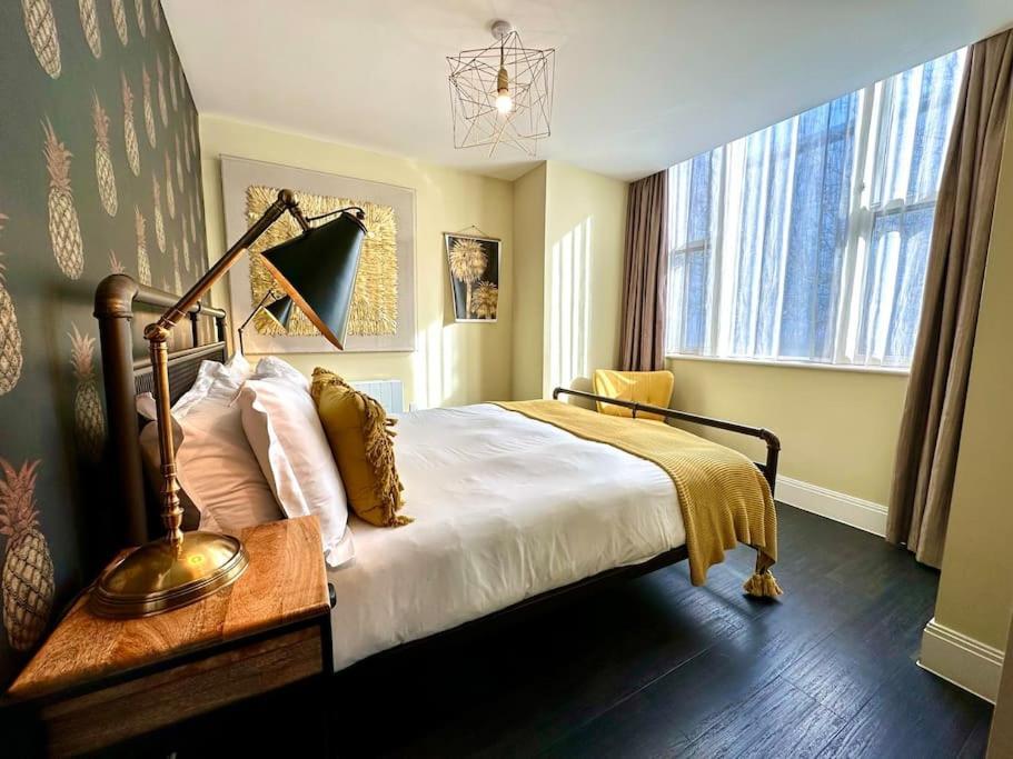 Designer Apartment: Quayside Comfort With Parking & Wi-fi