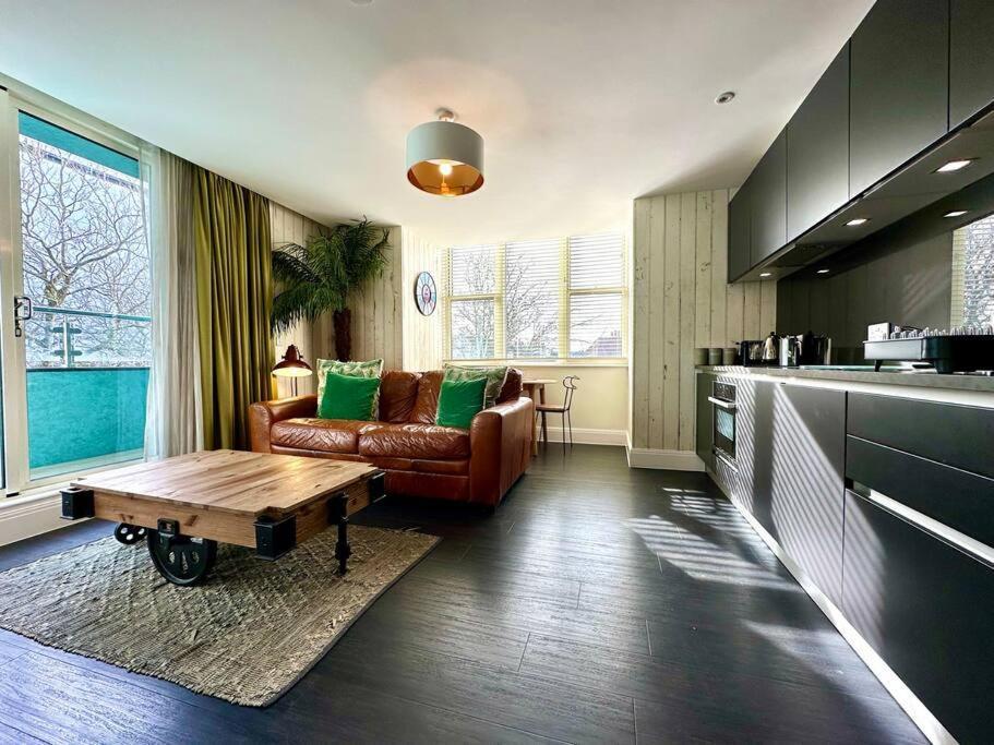 Apartment Designer Apartment: Quayside Comfort With Parking & Wi-fi Poole