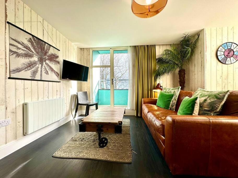 Designer Apartment: Quayside Comfort With Parking & Wi-fi Apartment