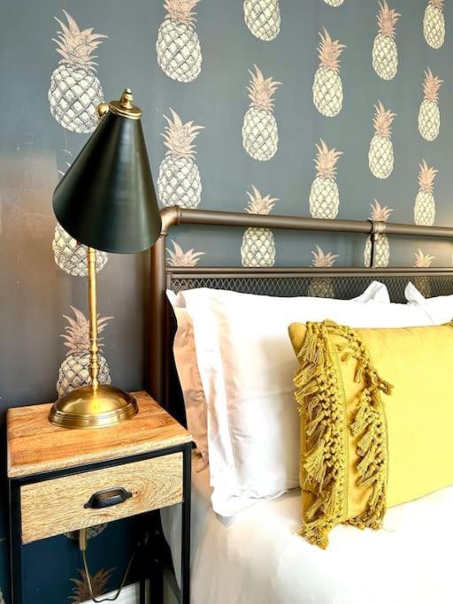 Apartment Designer Apartment: Quayside Comfort With Parking & Wi-fi