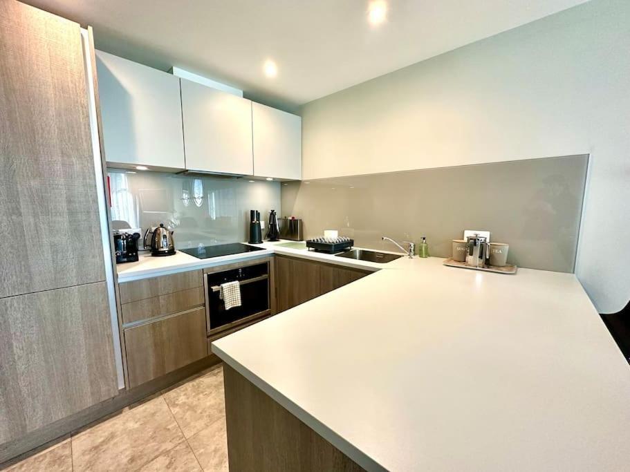 Quayside Haven: Stylish 2-bedroom Near Quay Apartamento *