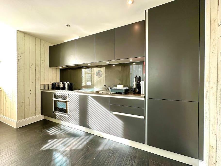 Apartment Designer Apartment: Quayside Comfort With Parking & Wi-fi