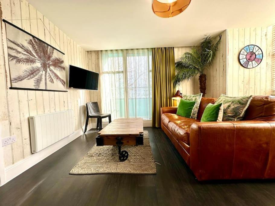 Apartment Designer Apartment: Quayside Comfort With Parking & Wi-fi