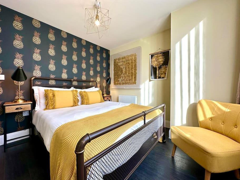 Designer Apartment: Quayside Comfort With Parking & Wi-fi Apartment