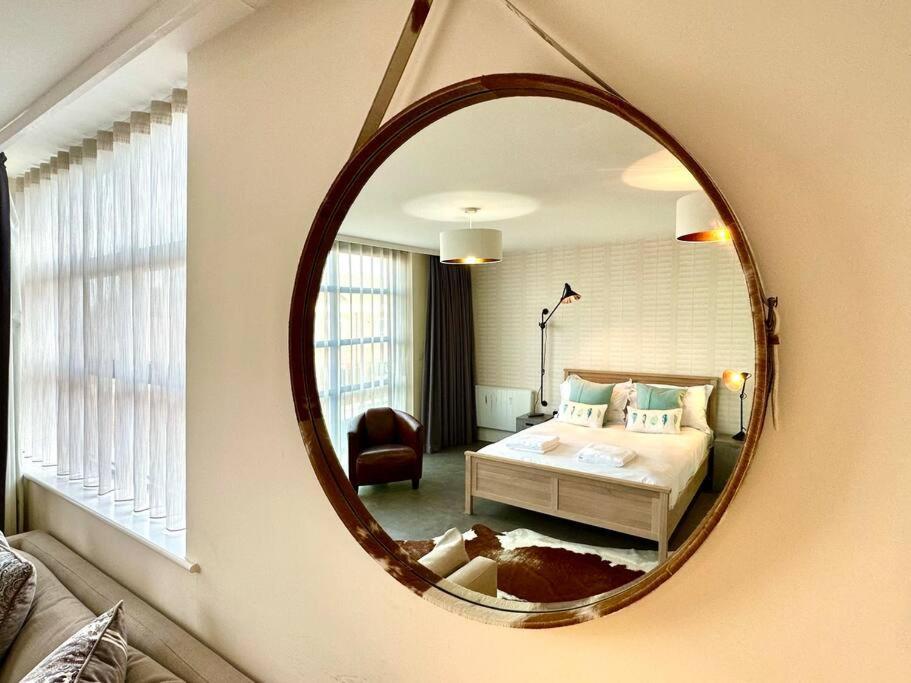 Quayside Couples Retreat: Poole's Prime Location *