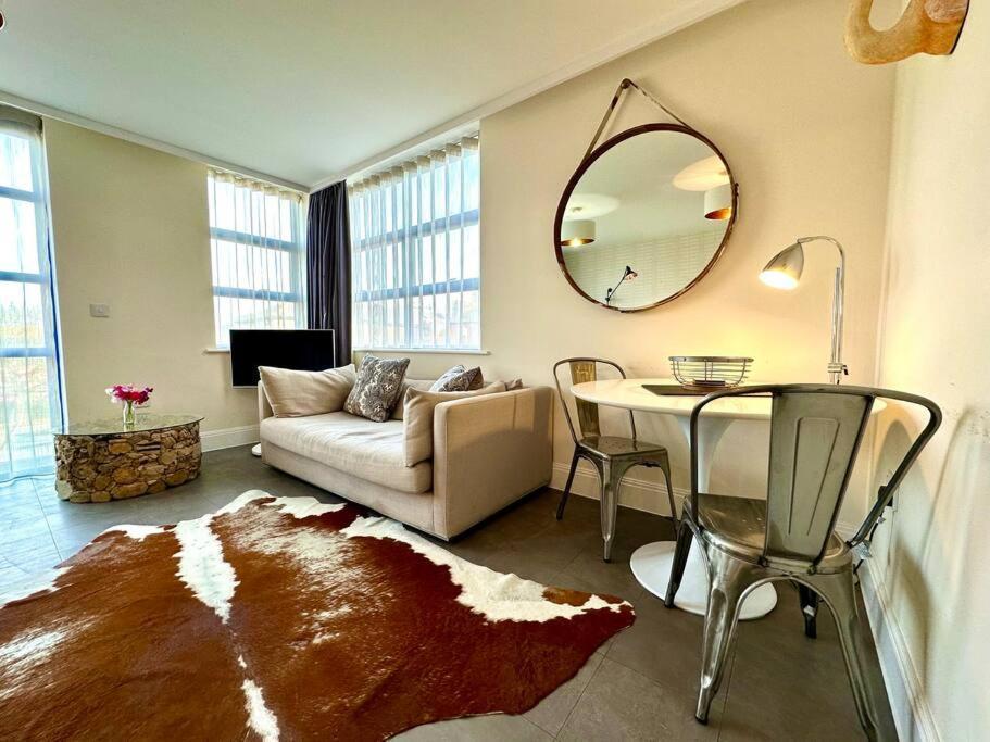 Quayside Couples Retreat: Poole's Prime Location