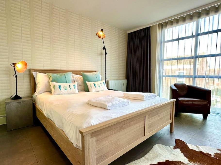 Quayside Couples Retreat: Poole's Prime Location Apartment Poole