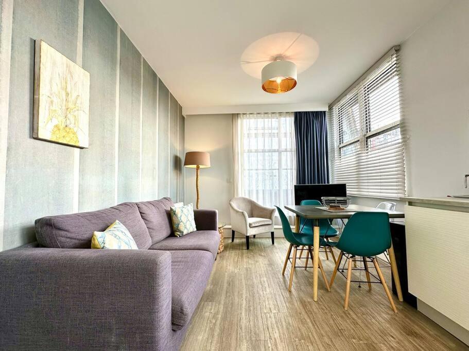 Quayside Retreat: Stylish 2-bedroom Near Harbour Apartment Poole