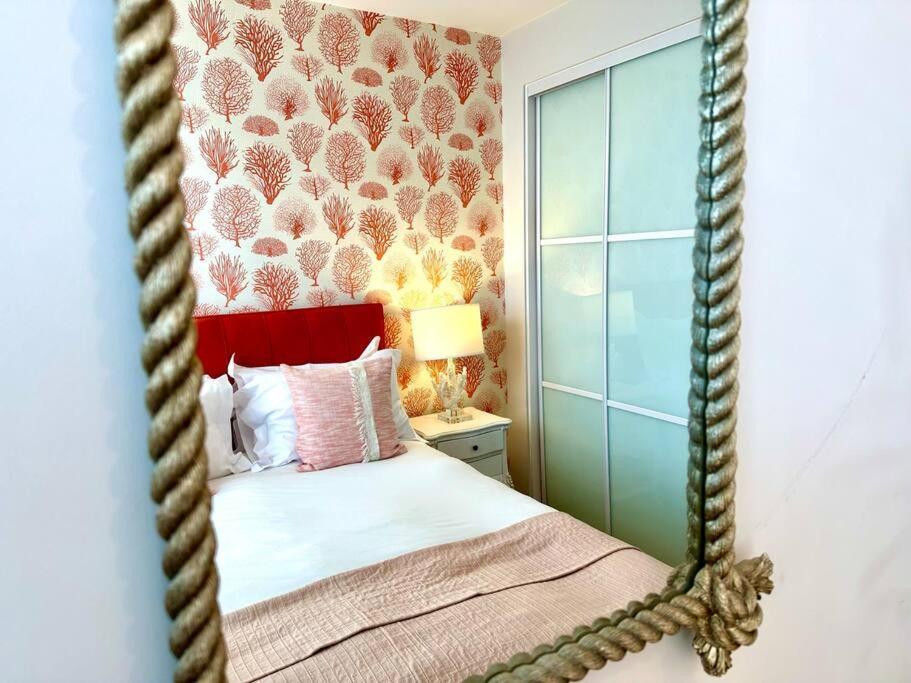 Apartment Quayside Retreat: Stylish 2-bedroom Near Harbour