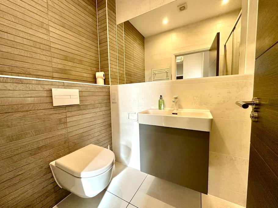 Quayside Retreat: Stylish 2-bedroom Near Harbour *