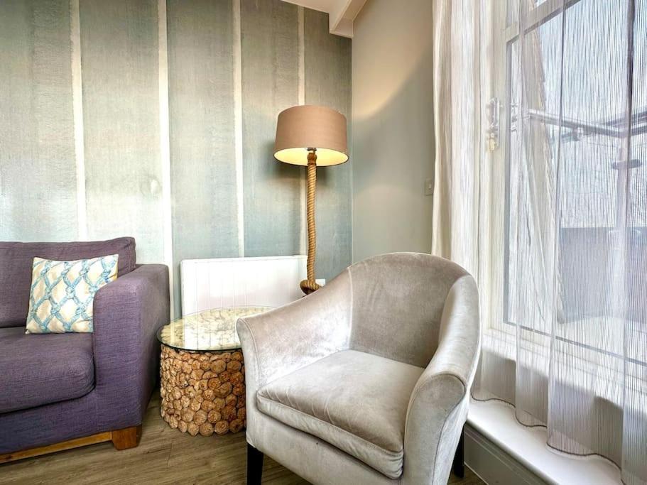 Apartment Quayside Retreat: Stylish 2-bedroom Near Harbour