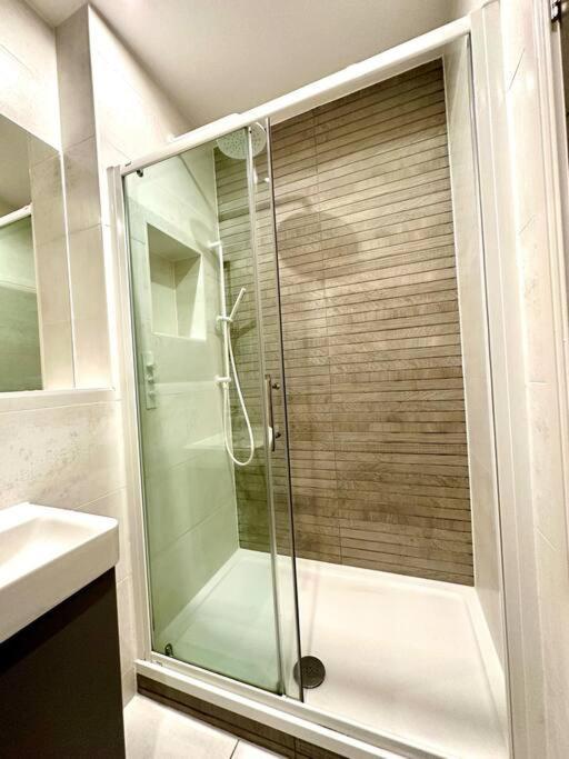 Quayside Retreat: Stylish 2-bedroom Near Harbour *