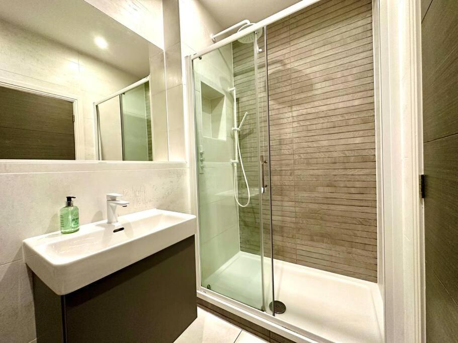 Apartment Quayside Retreat: Stylish 2-bedroom Near Harbour