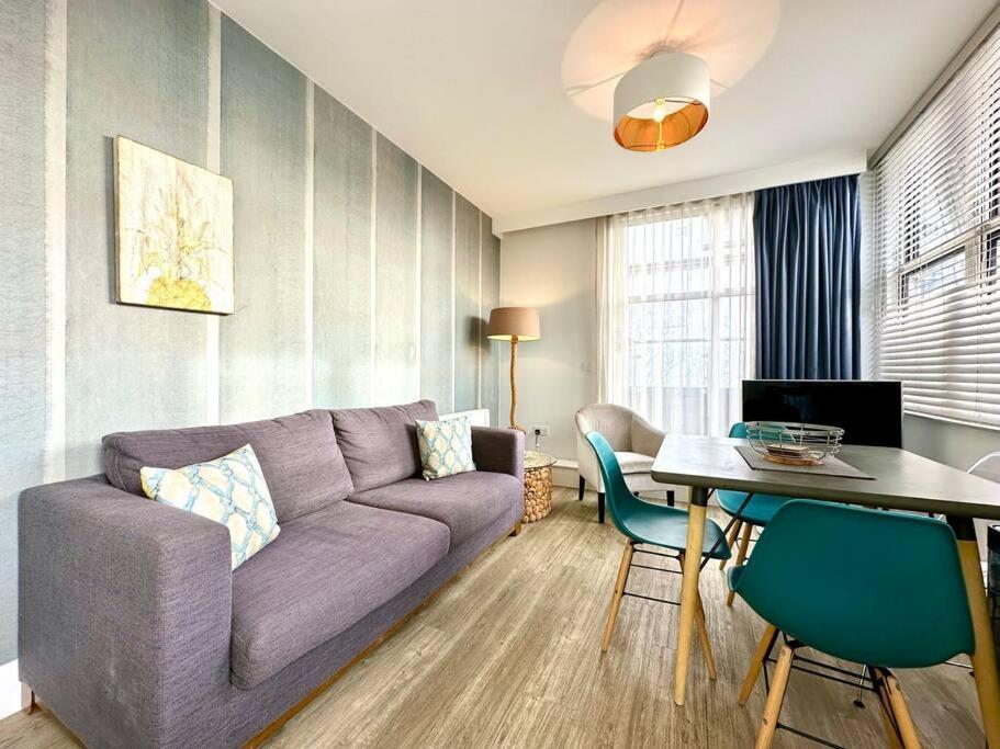 Apartment Quayside Retreat: Stylish 2-bedroom Near Harbour Poole