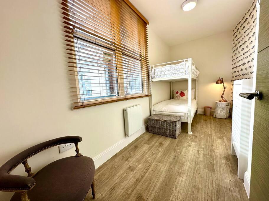 Quayside Retreat: Stylish 2-bedroom Near Harbour