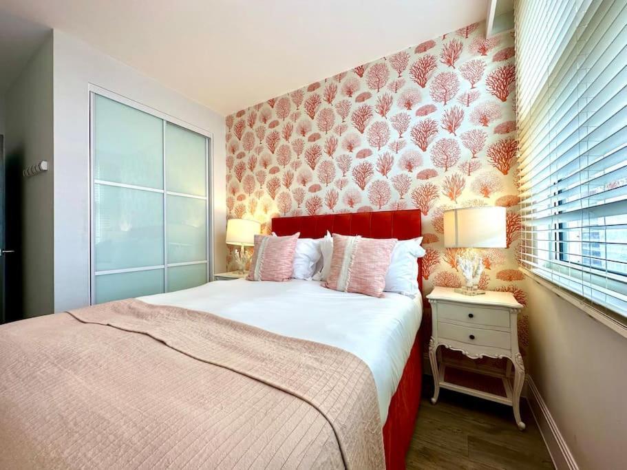 Quayside Retreat: Stylish 2-bedroom Near Harbour