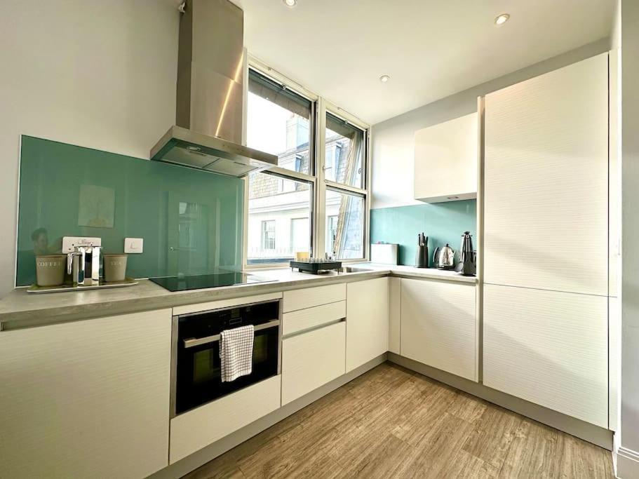 Quayside Retreat: Stylish 2-bedroom Near Harbour *