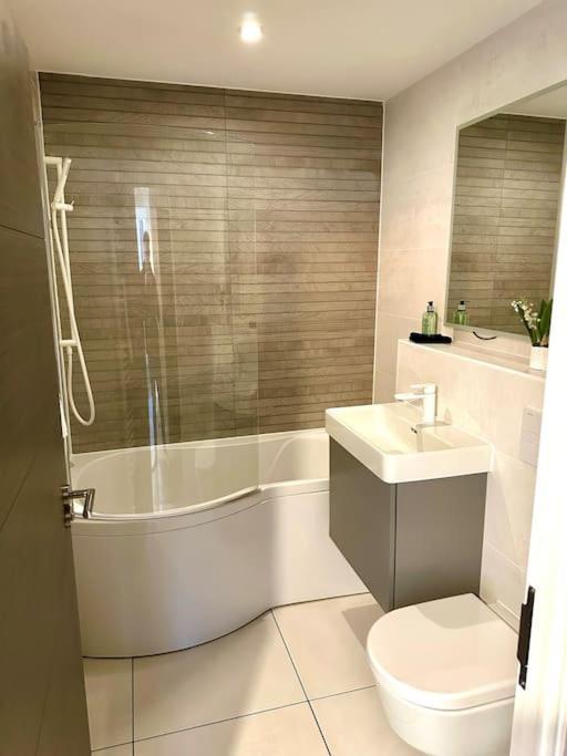 Quayside Haven: Stylish 2-bedroom Near Quay * Poole