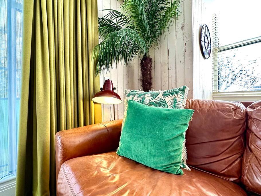 Designer Apartment: Quayside Comfort With Parking & Wi-fi *