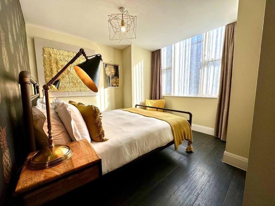 Designer Apartment: Quayside Comfort With Parking & Wi-fi
