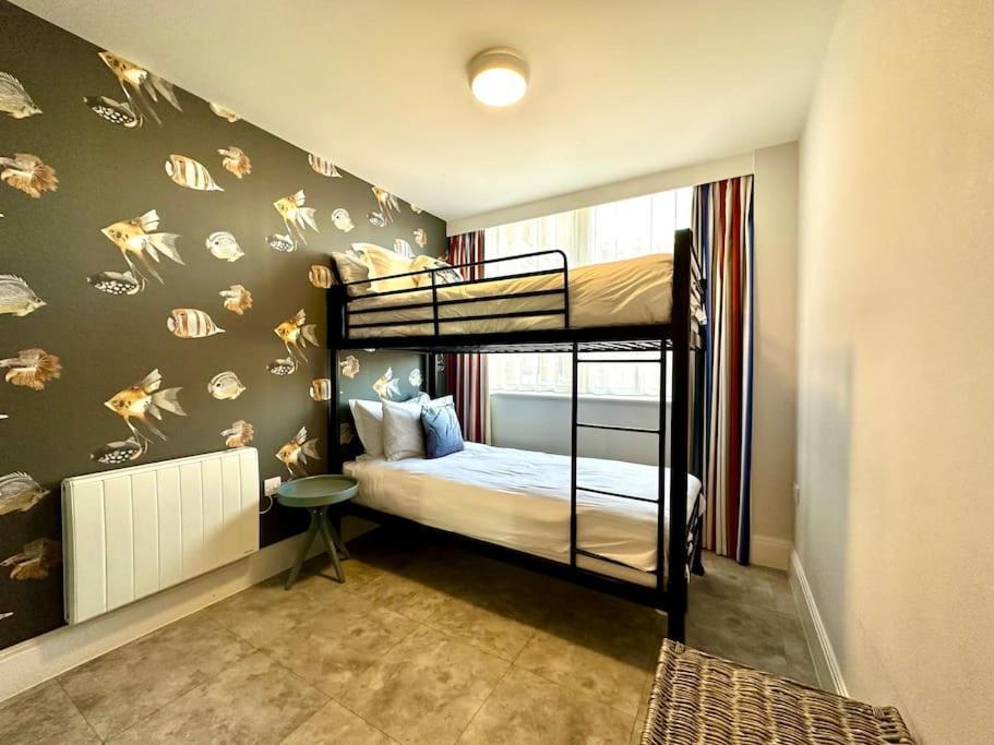 Apartamento Quayside Haven: Stylish 2-bedroom Near Quay *