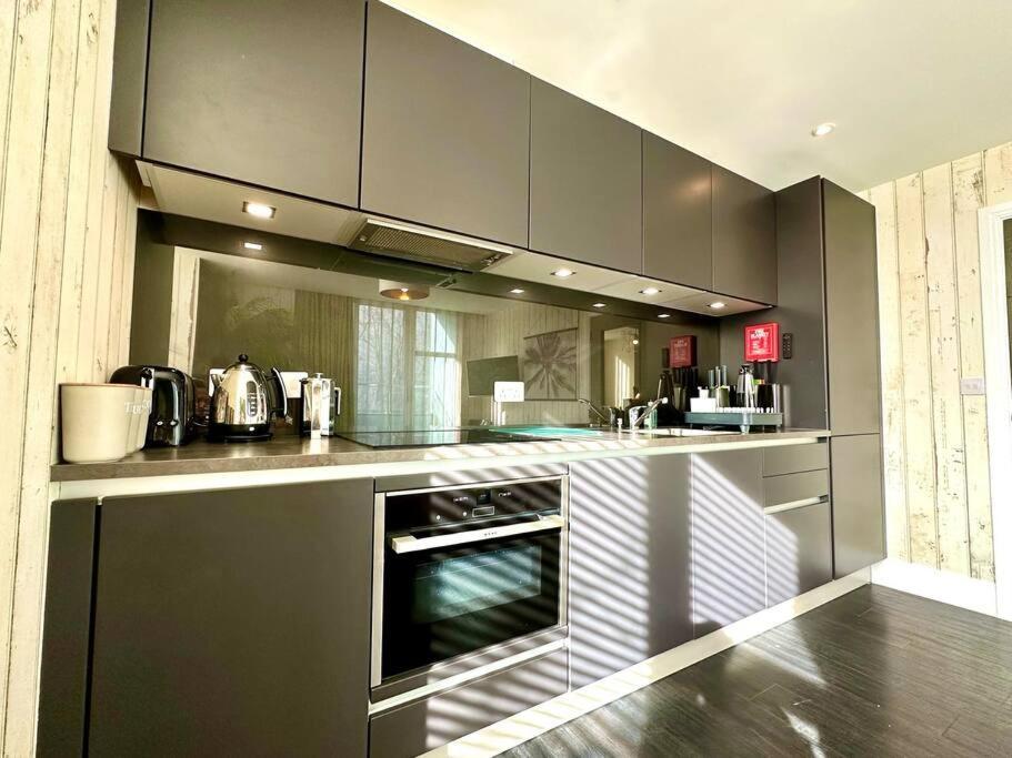Apartment Designer Apartment: Quayside Comfort With Parking & Wi-fi Poole
