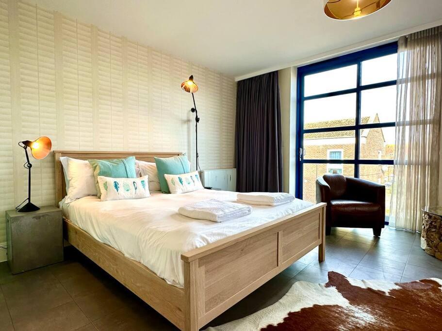 Quayside Couples Retreat: Poole's Prime Location Apartment *