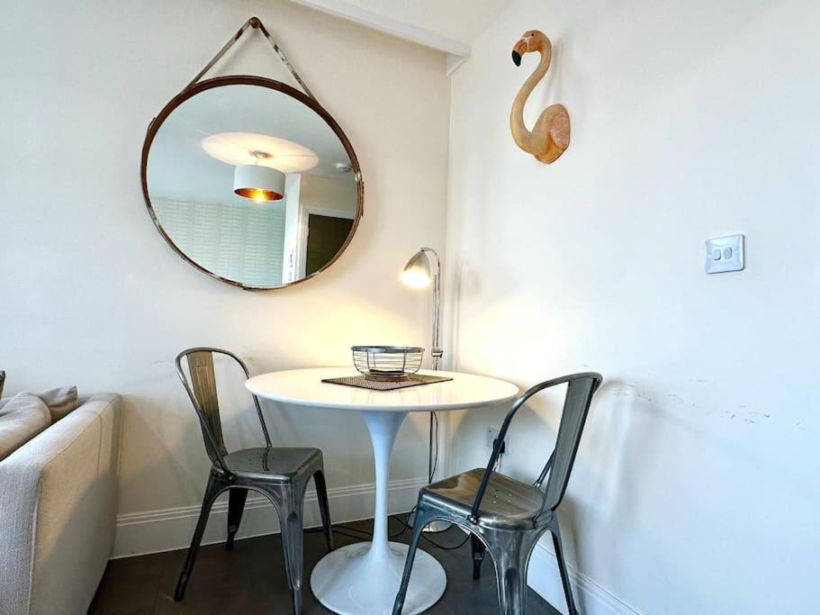 Quayside Couples Retreat: Poole's Prime Location Poole
