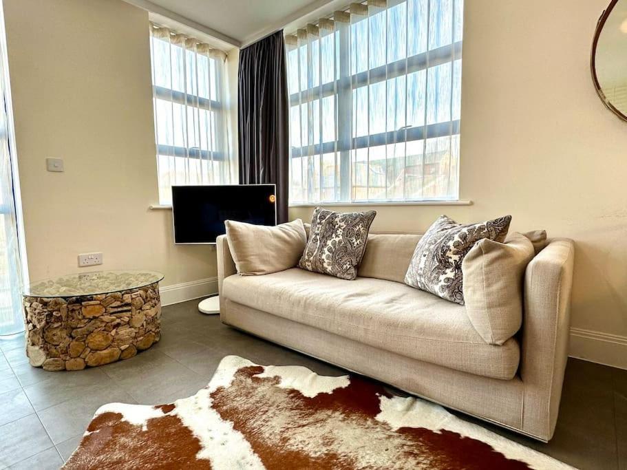Quayside Couples Retreat: Poole's Prime Location