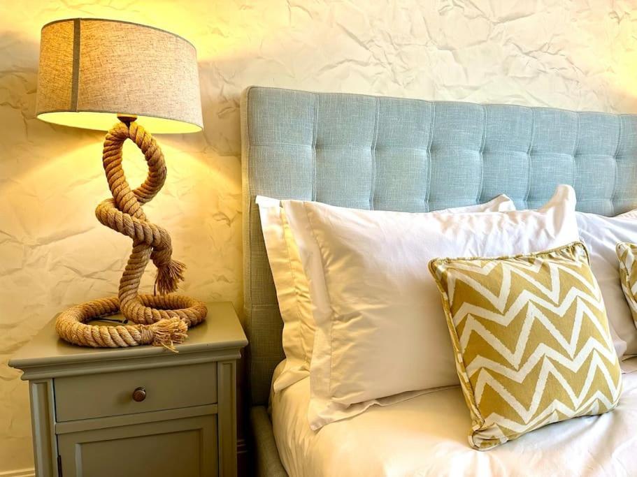 Apartamento Quayside Haven: Stylish 2-bedroom Near Quay *