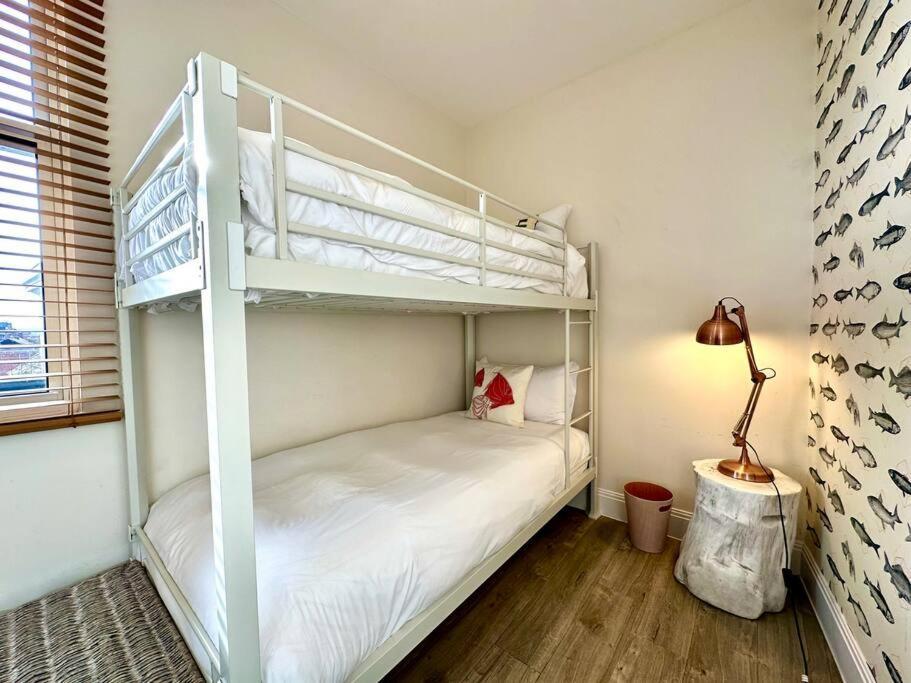 Apartment Quayside Retreat: Stylish 2-bedroom Near Harbour