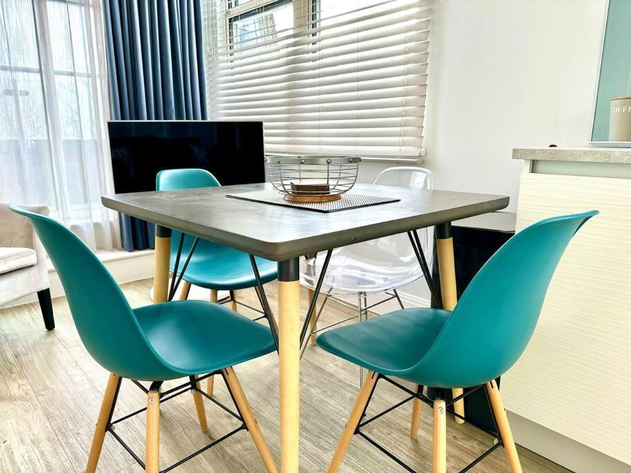 Apartment Quayside Retreat: Stylish 2-bedroom Near Harbour *