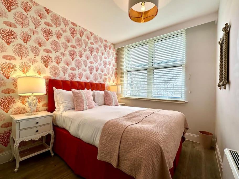 Quayside Retreat: Stylish 2-bedroom Near Harbour Apartment