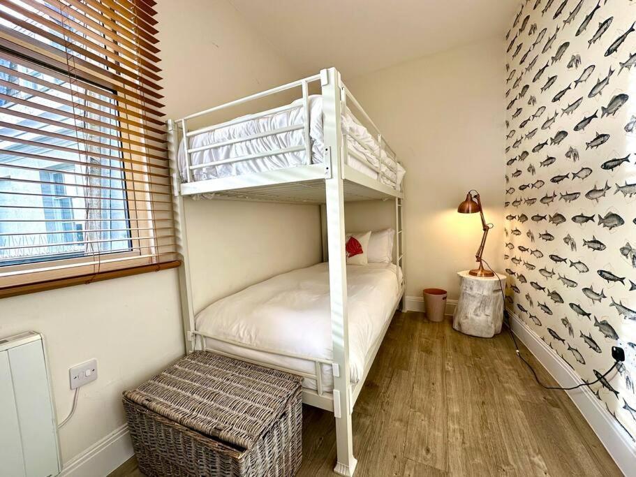 Quayside Retreat: Stylish 2-bedroom Near Harbour * Poole