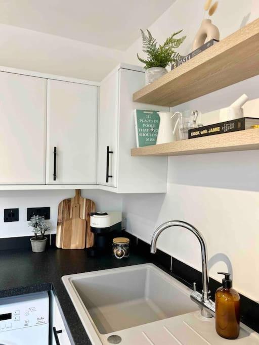 The Nook - Cosy Coastal Retreat Near Sandbanks Holiday home *