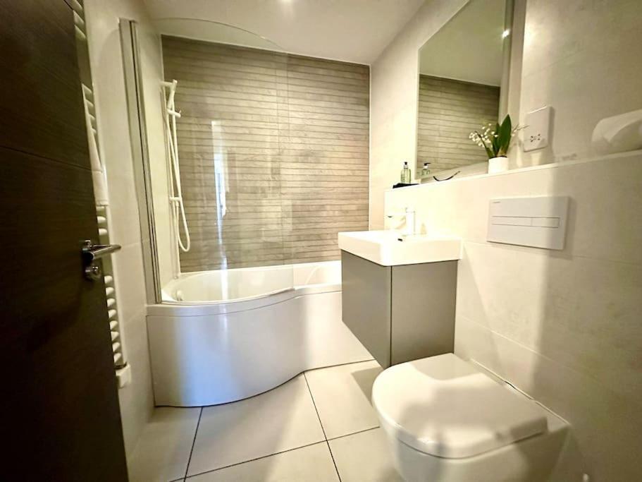 Apartamento Quayside Haven: Stylish 2-bedroom Near Quay *