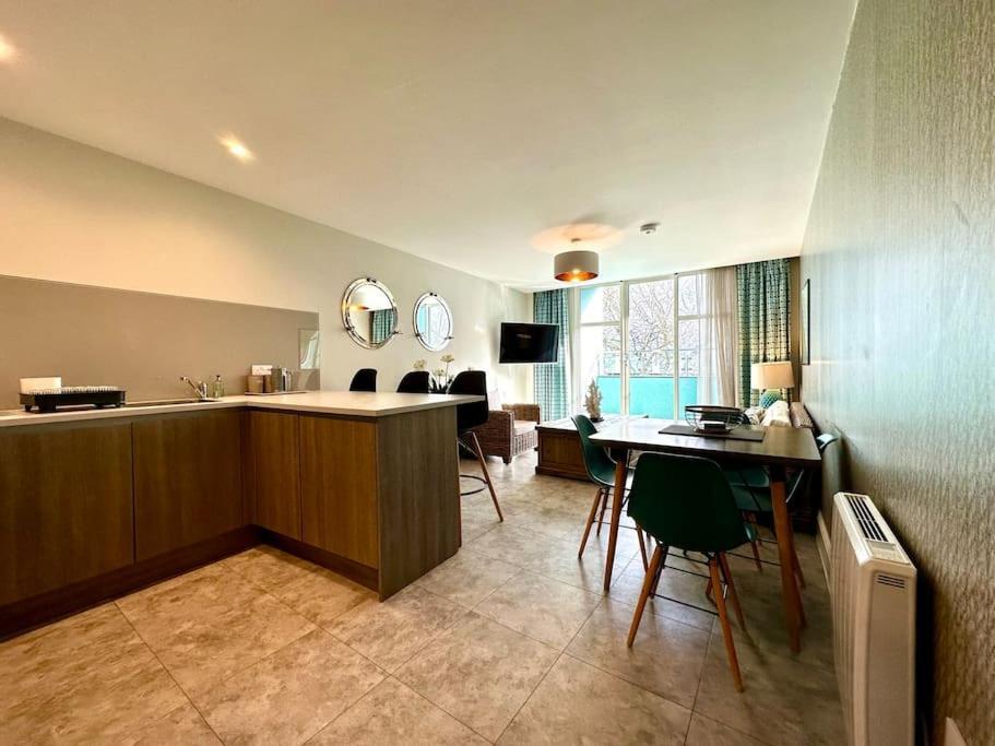 Quayside Haven: Stylish 2-bedroom Near Quay Apartamento