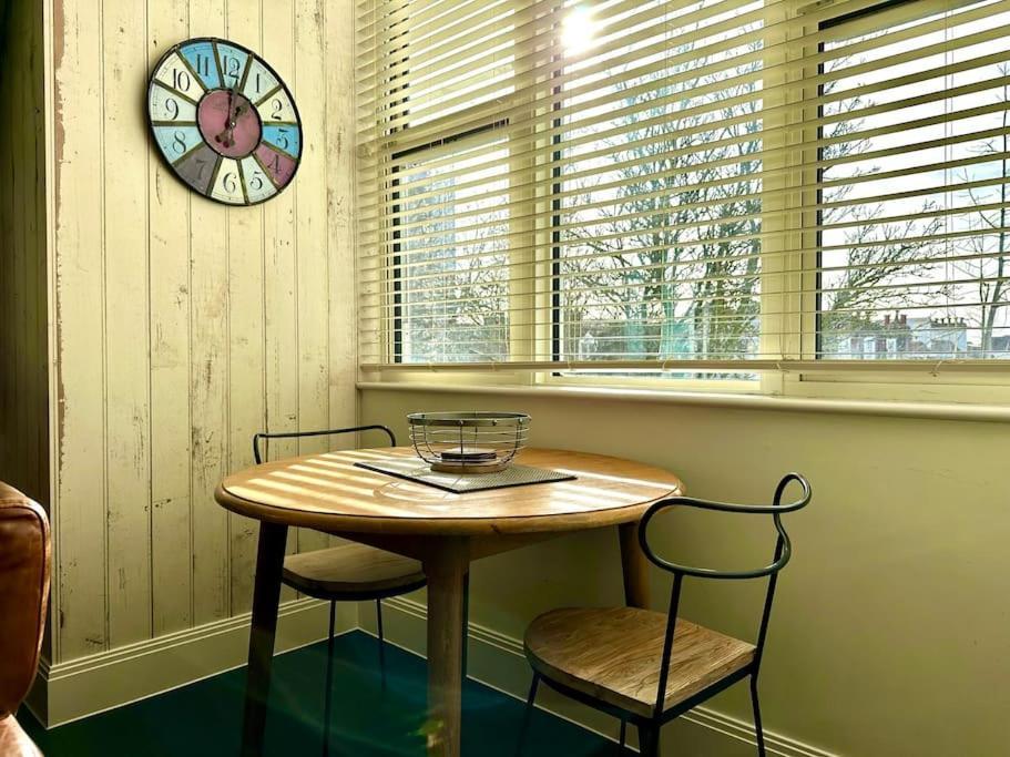 Apartment Designer Apartment: Quayside Comfort With Parking & Wi-fi
