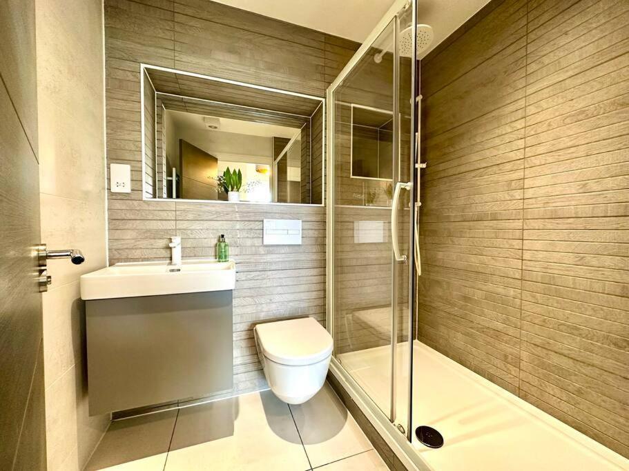 Apartment Designer Apartment: Quayside Comfort With Parking & Wi-fi *